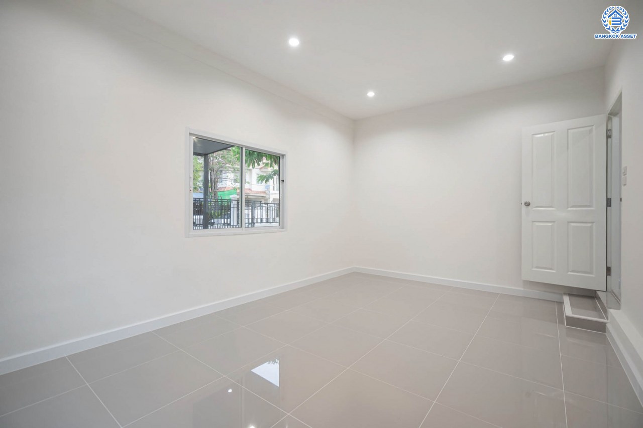 บ้านมือสองตกแต่งใหม่ โครงการ มัณฑิกา กาญจนาฯ-บางบอน รองรับทุกความสุข เนื้อที่ 108.6 ตร.ว. ฟังก์ชัน 3 ห้องนอน 3 ห้องน้ำ 2 ห้องอเนกประสงค์ จอดรถได้ 2 คัน บนทำเลใกล้รถไฟฟ้าสายสีน้ำเงิน "สถานีหลัก2" และจุดขึ้นทางด่วน "พระราม2" และ The Mall บางแค